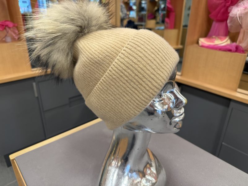Bonnet pompon vrai fourrure existe en different coloris