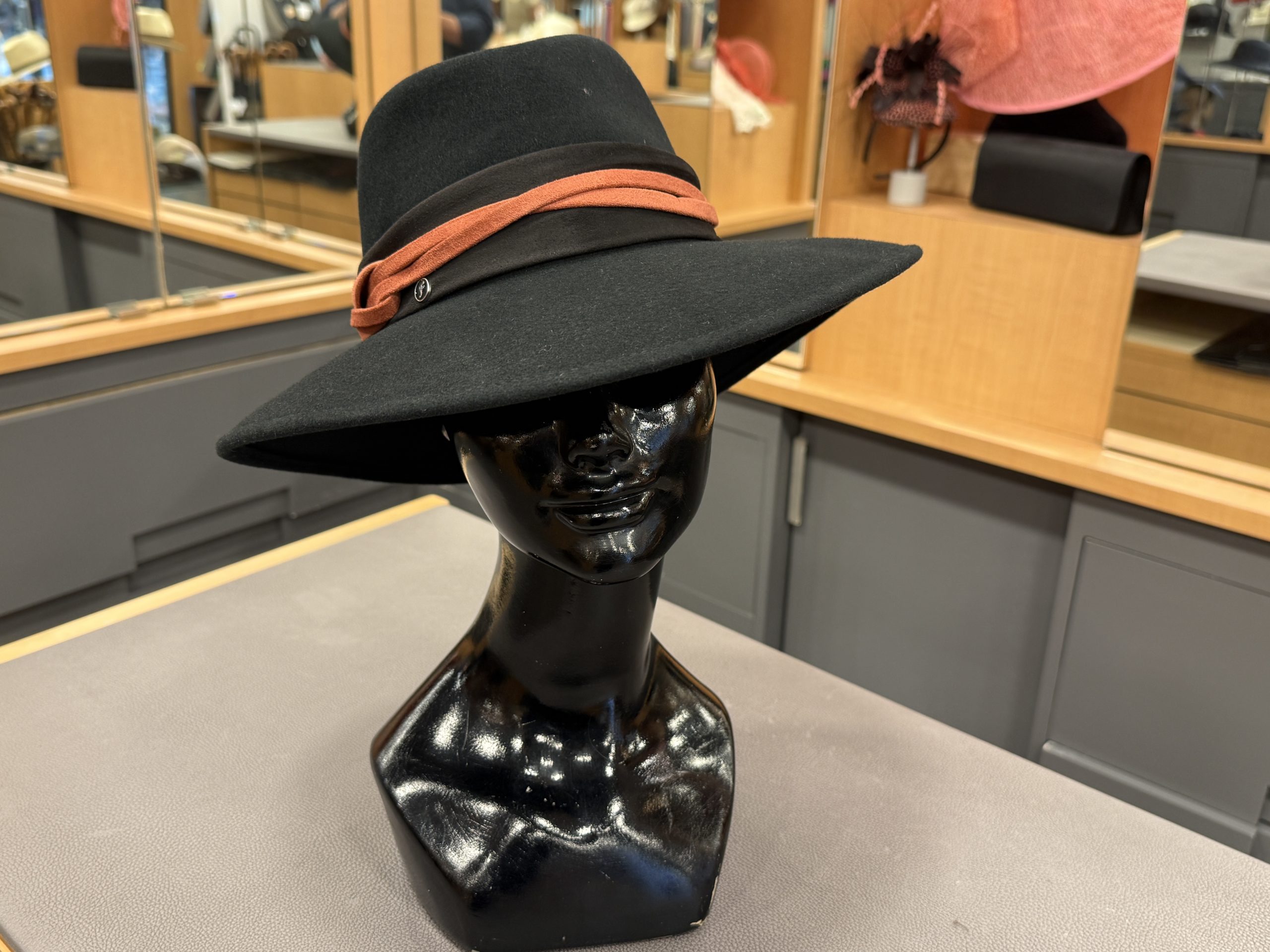 Chapeau en feutre existe en differente couleur